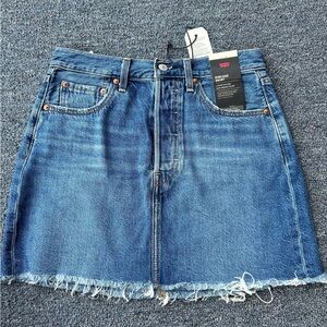 NWT Levi’s Premium Ribcage Skirt 28
